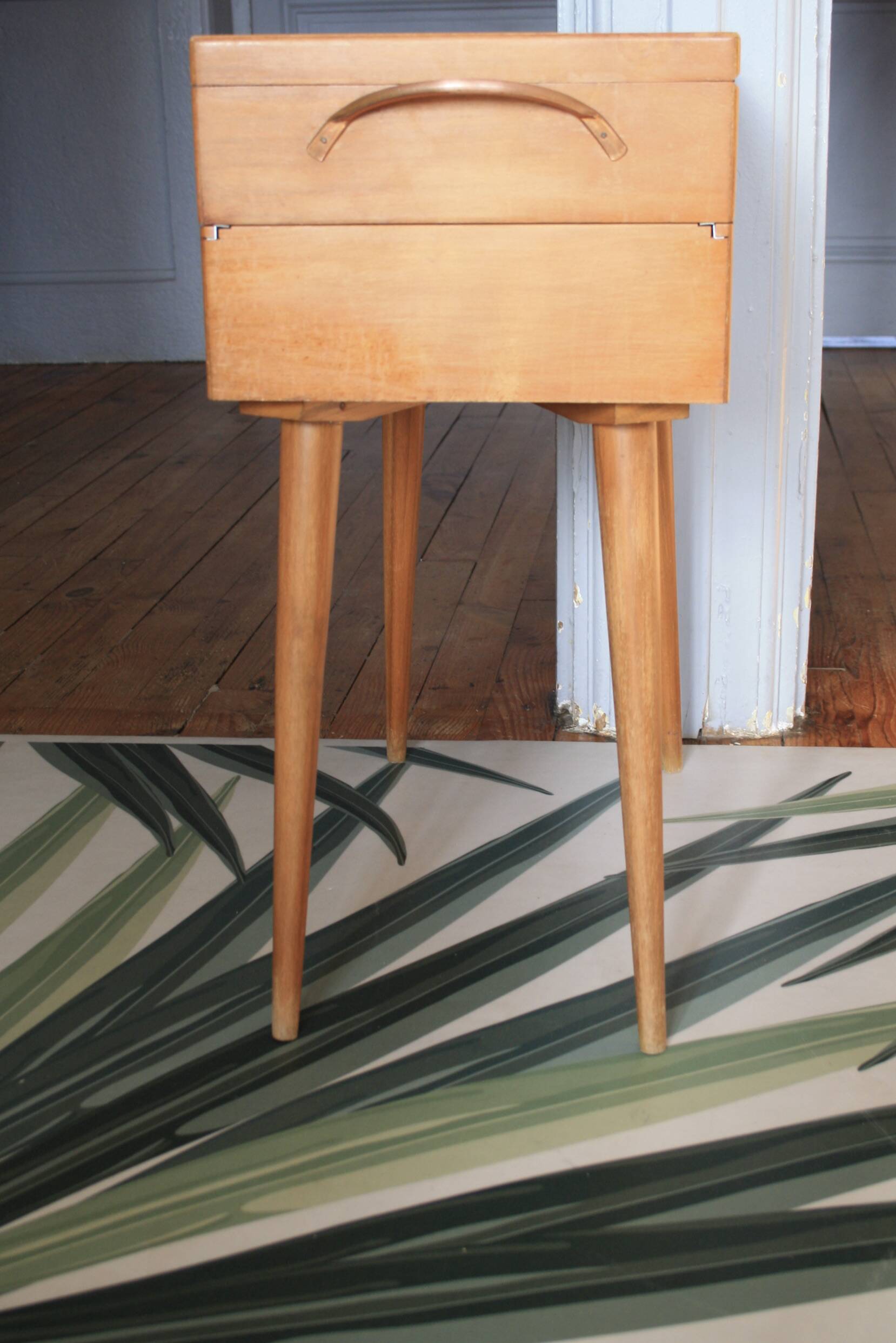 Wooden sewing worker/furniture with compass feet