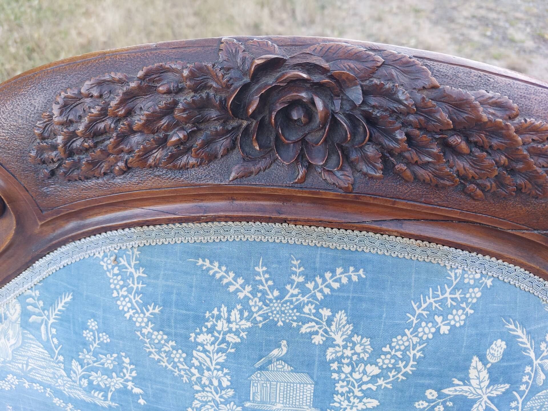 Antique walnut canapé in Louis Philippe style