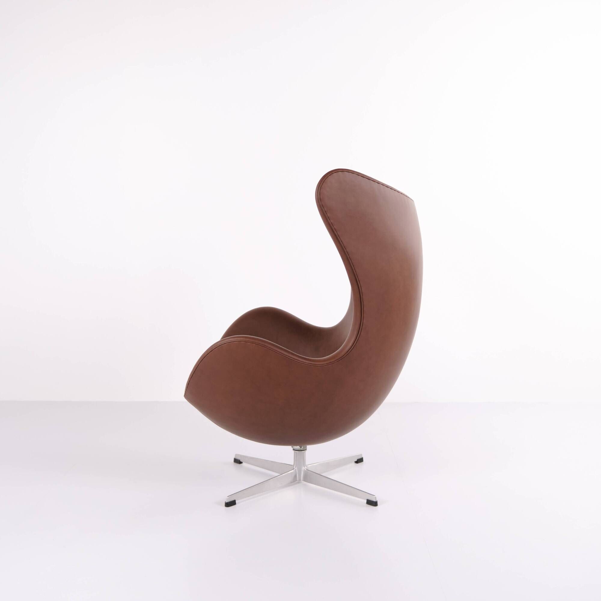 The Egg - Model 3316 - Brown leather - Arne Jacobsen - Fritz Hansen