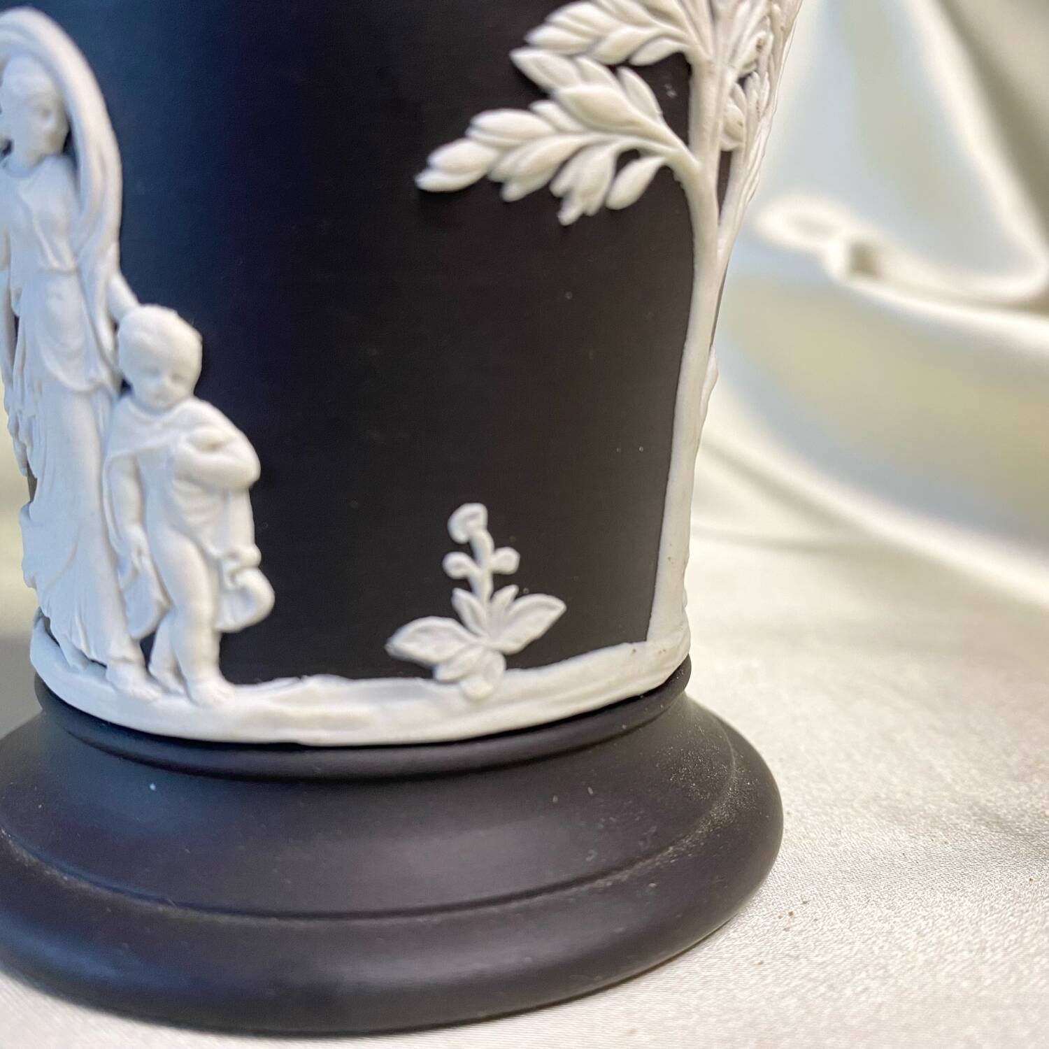 Wegwood England vase, 9.5 cm