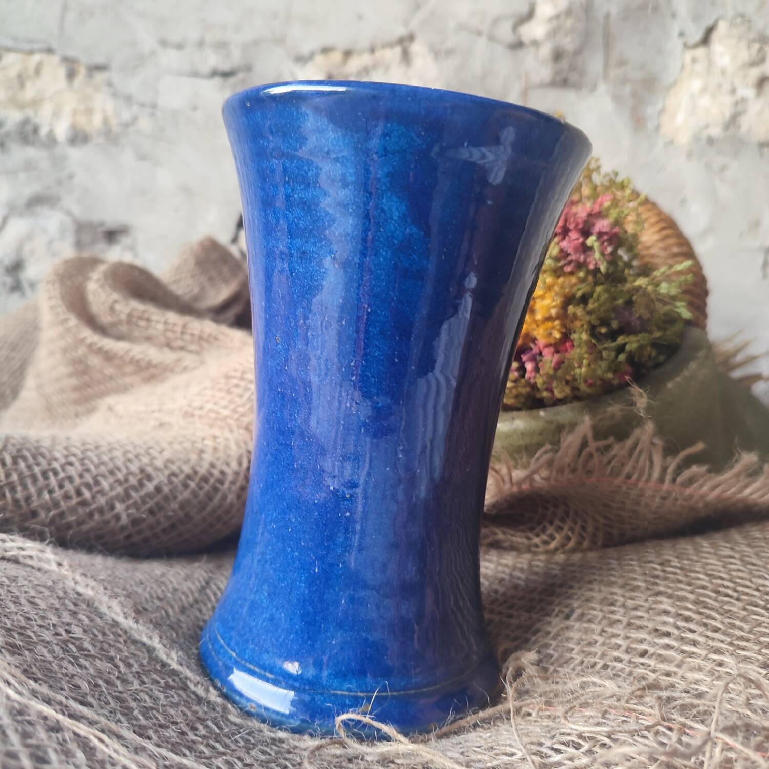 Vase diabolo artisanat Guibert à Lamoura en grès émaillé bleu cobalt
