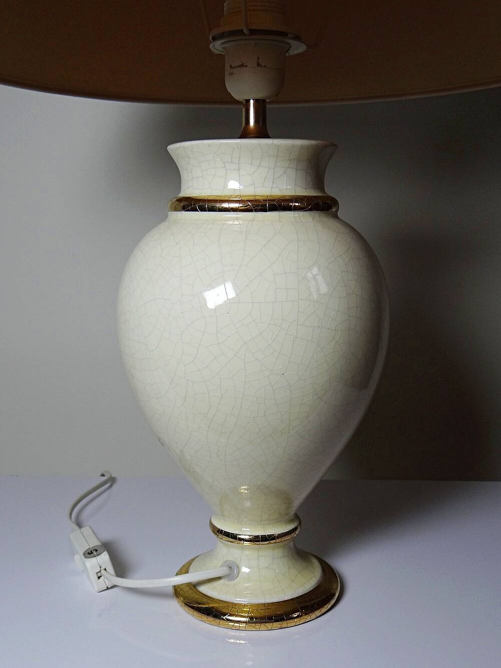 Ivory crackled earthenware lamp, in the style of vintage Le Dauphin.