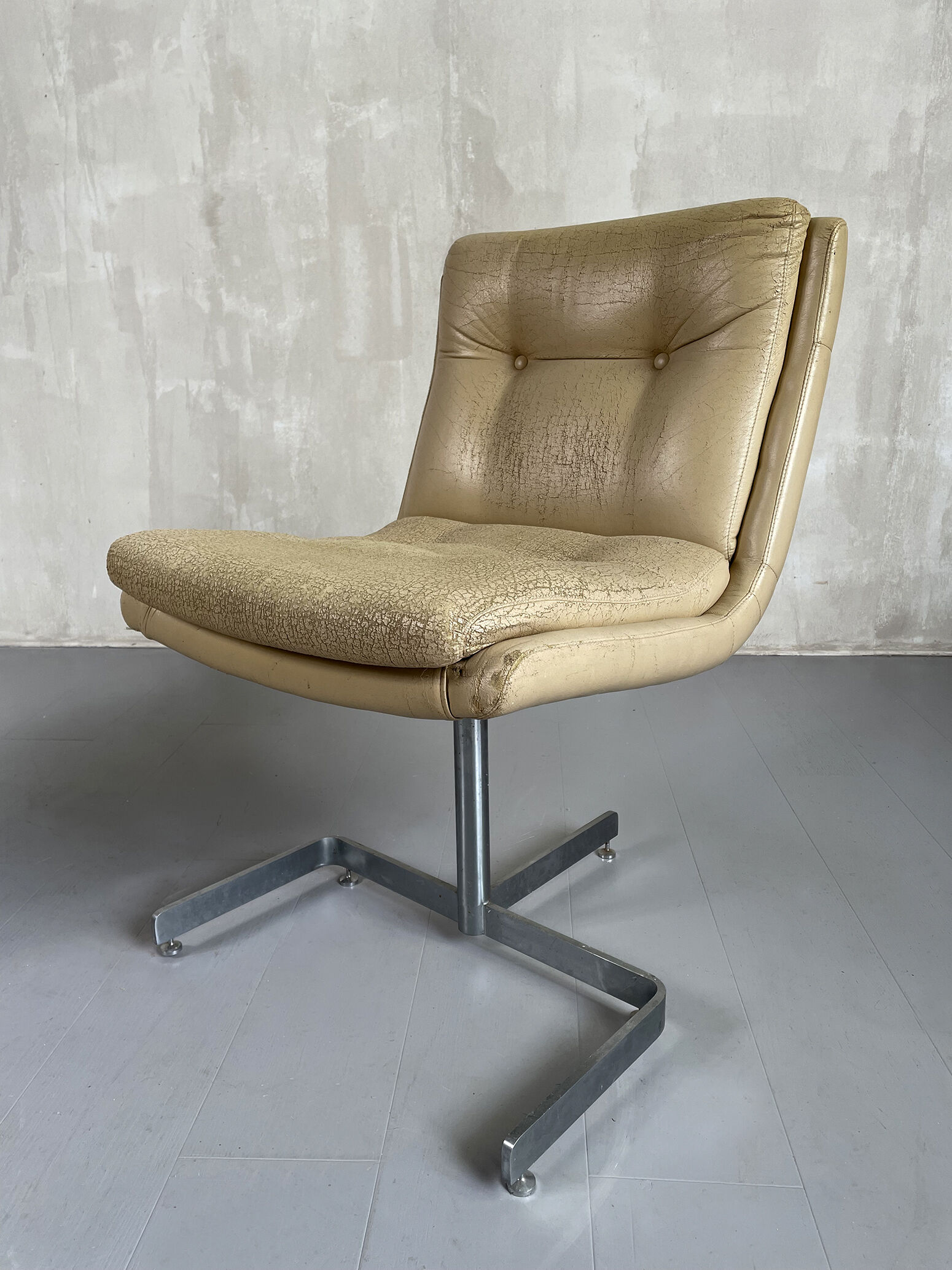 Raphaël, paire de chauffeuses en cuir et inox, france 1970