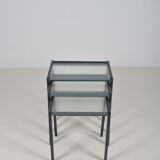 Tables gigognes en bois teinté noir et plateau en verre, années 1960