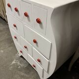Commode blanche arrondie avec multiples tiroirs