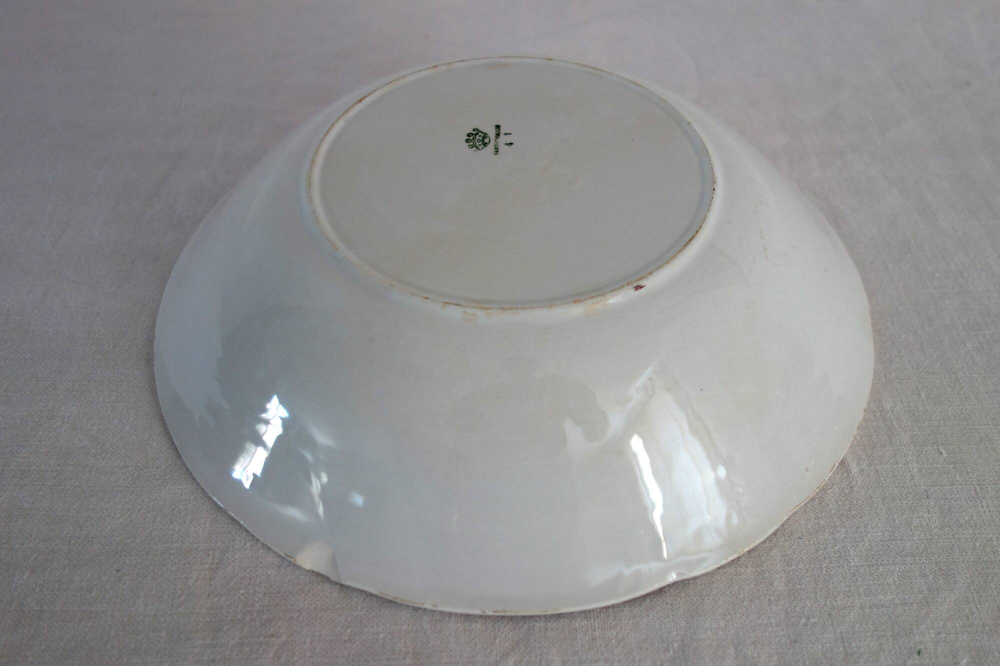 Shallow dish Earthenware