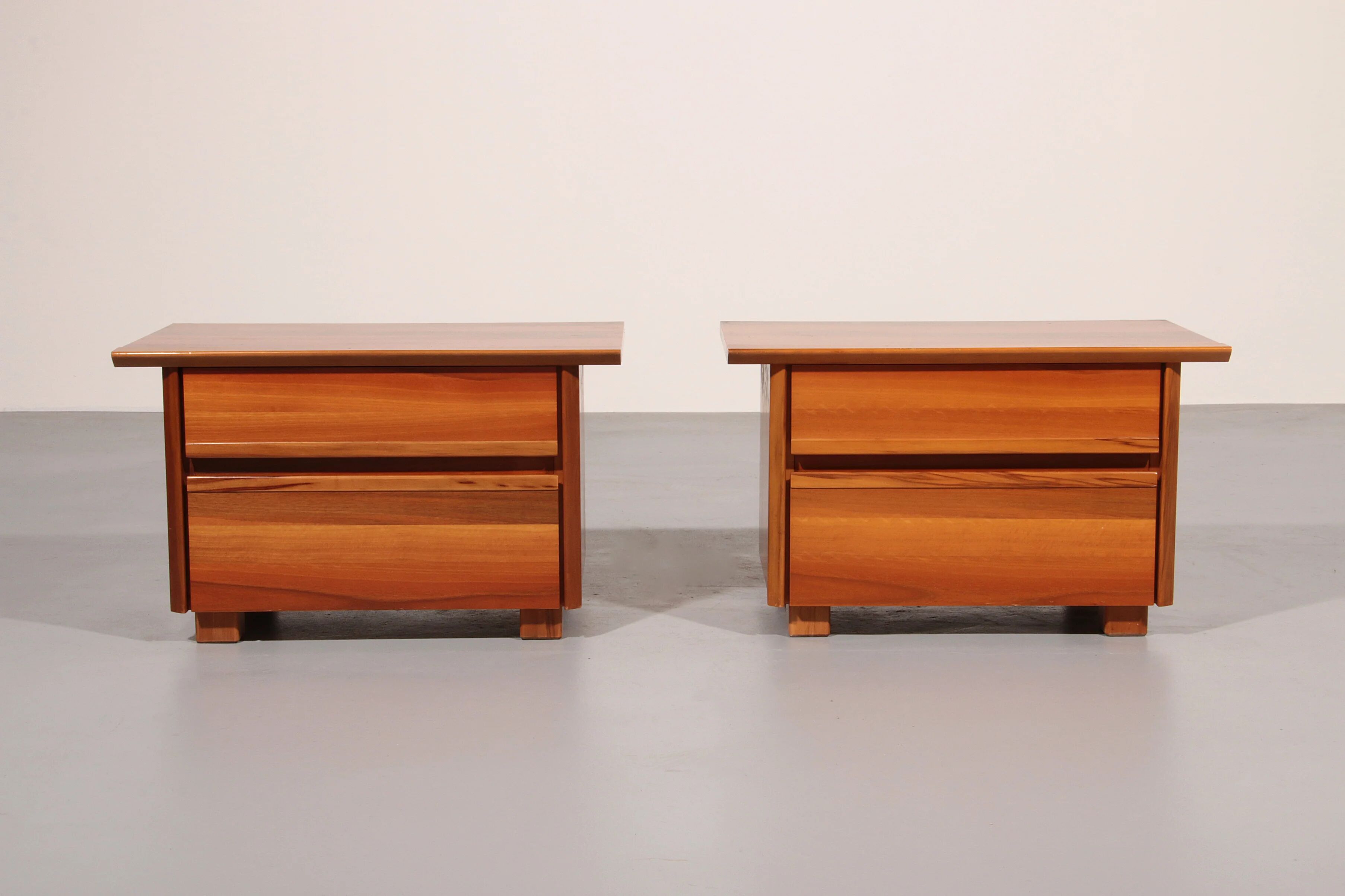 Tables de chevet en noyer italien des années 1970 – élégance italienne intemporelle