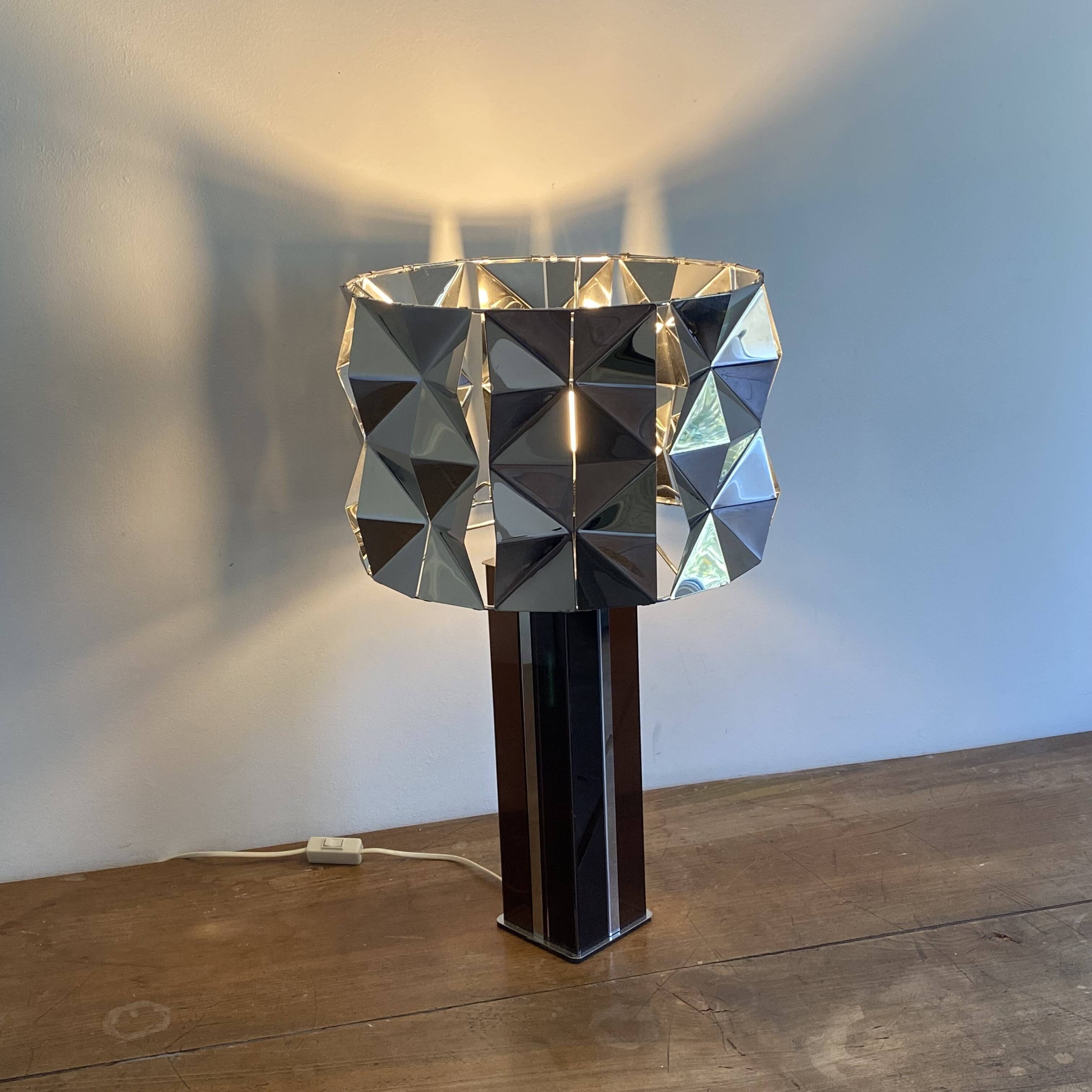 Lampe cinétique. 1970. Plexiglas fumé. Space age.