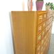 Oude houten ladekast met uitschuifbare planken