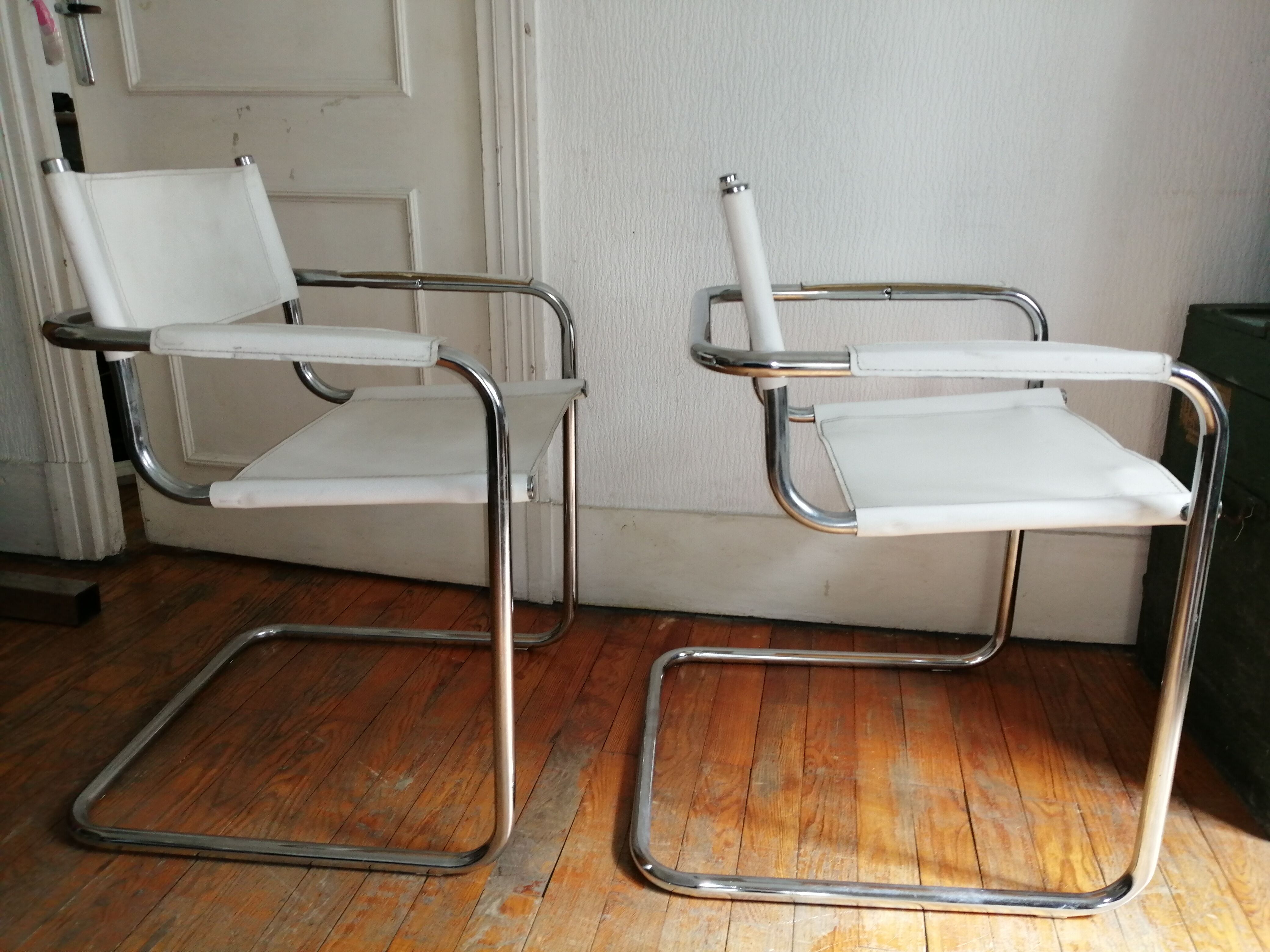 Paire de fauteuils des années 70