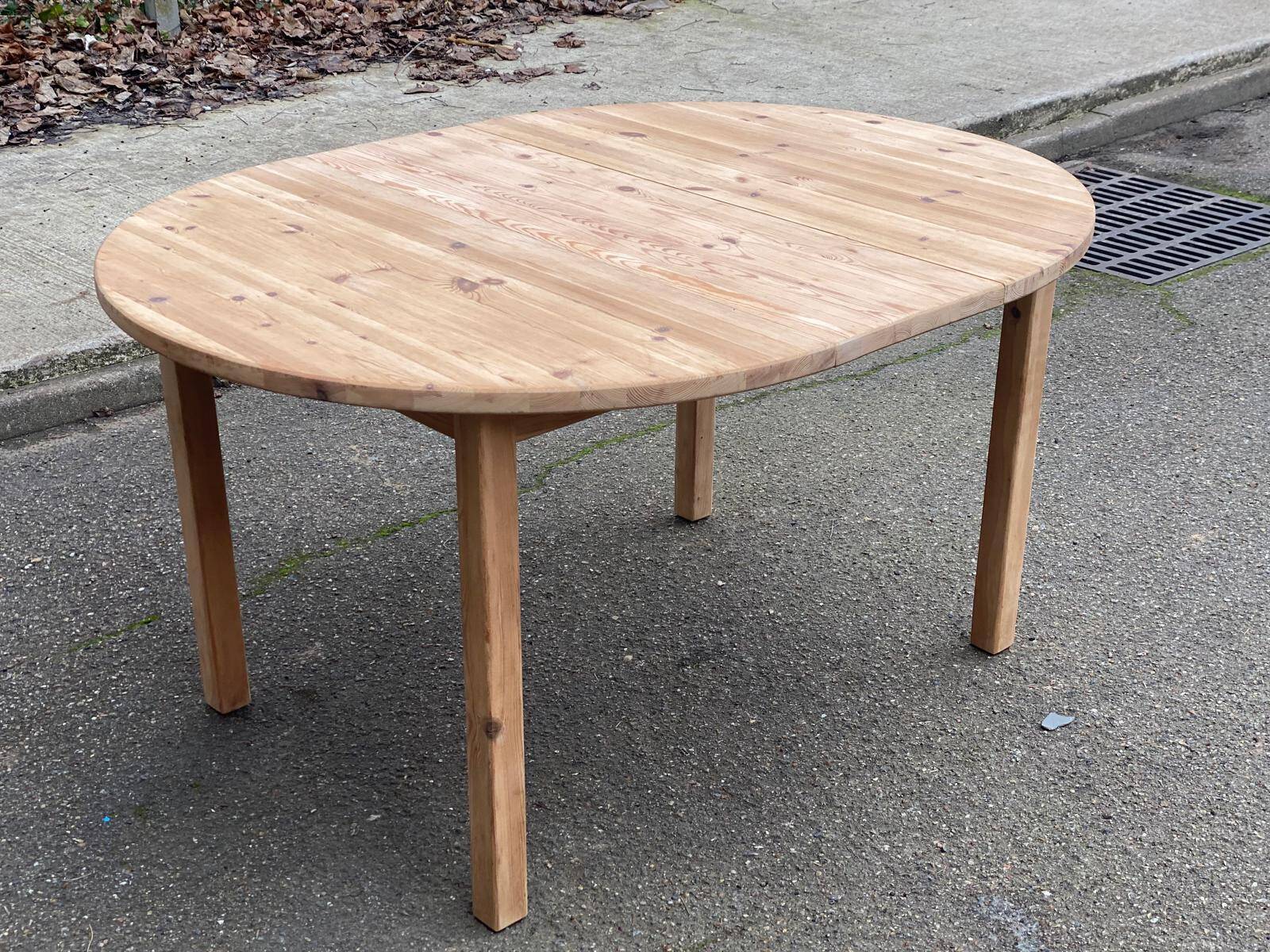 Renovated round Scandinavian dining table, extendable, made of solid wood, 110-140cm.