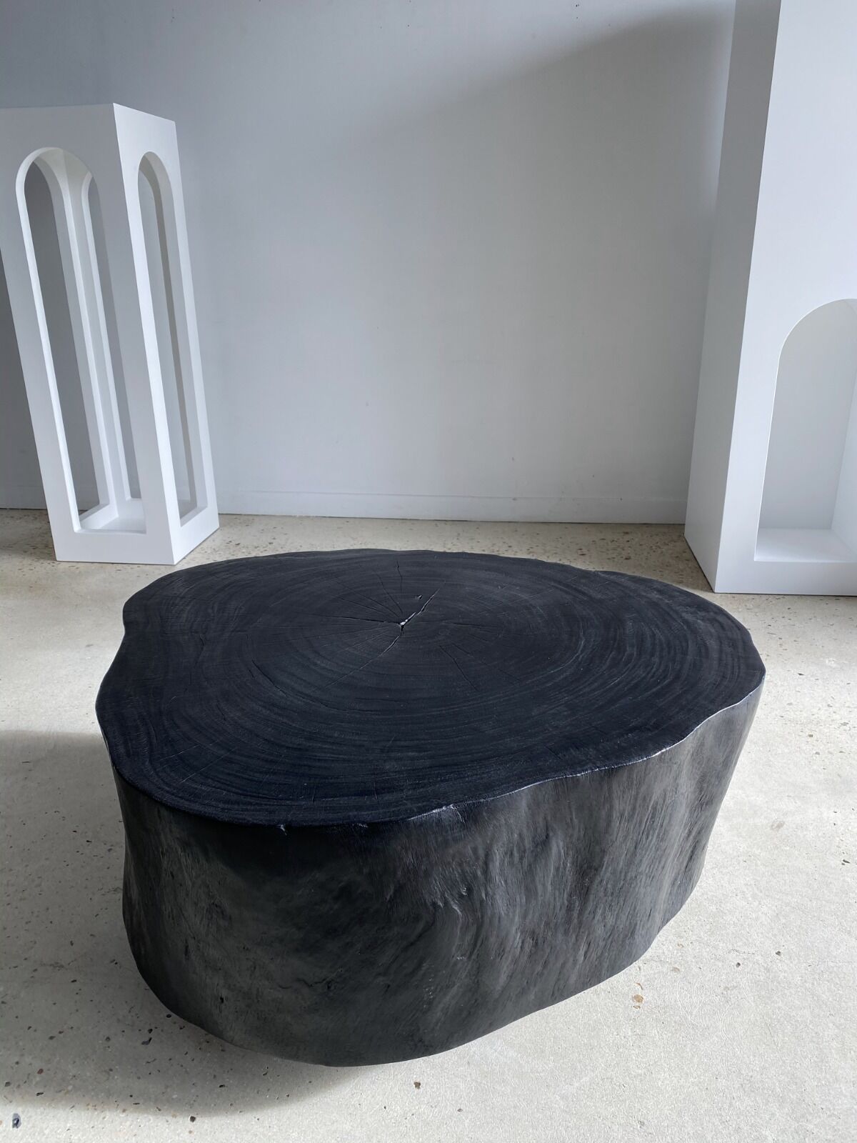 Table basse noire en bois massif