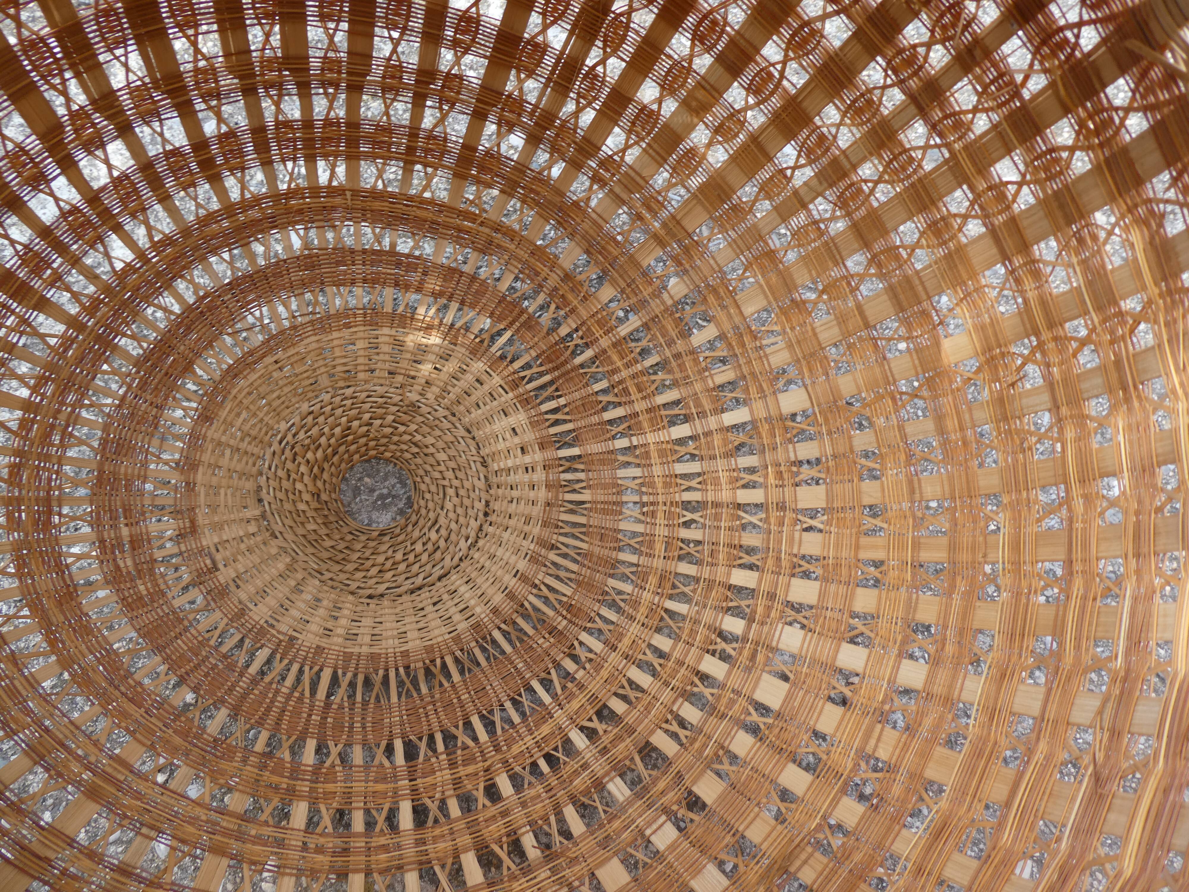 Suspension ball in rattan straw