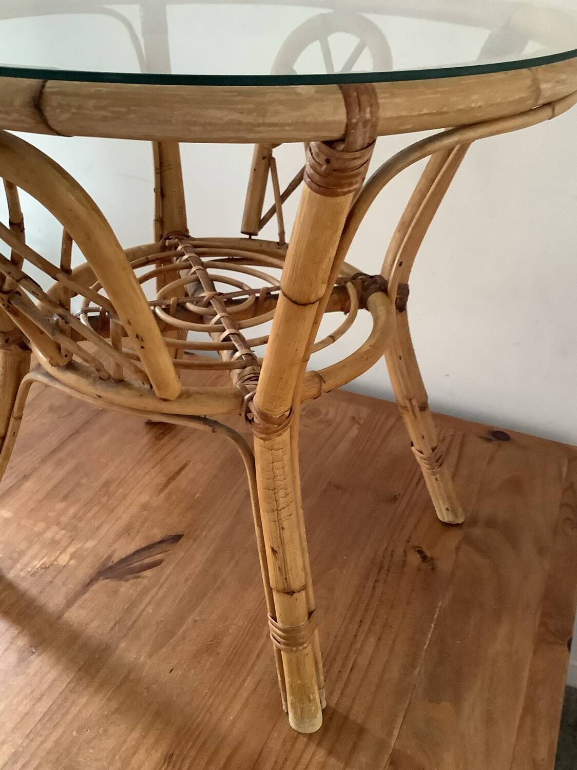 Table basse vintage en rotin et verre