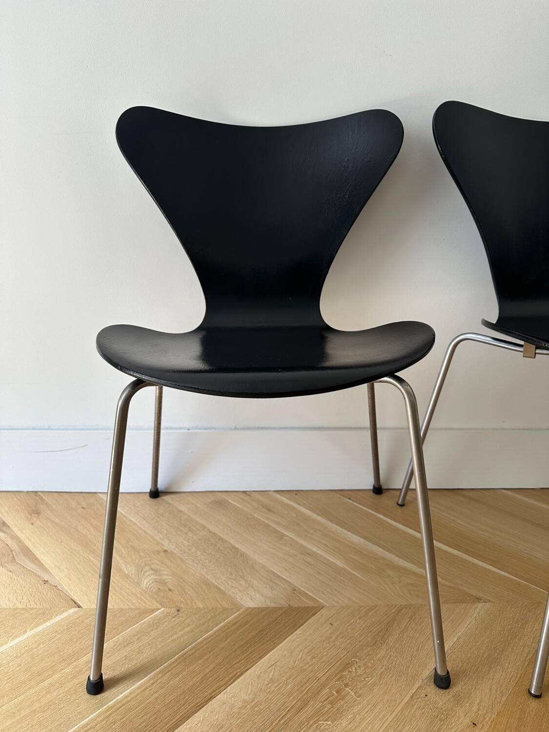 3 Arne Jacobsen Series 7 chairs