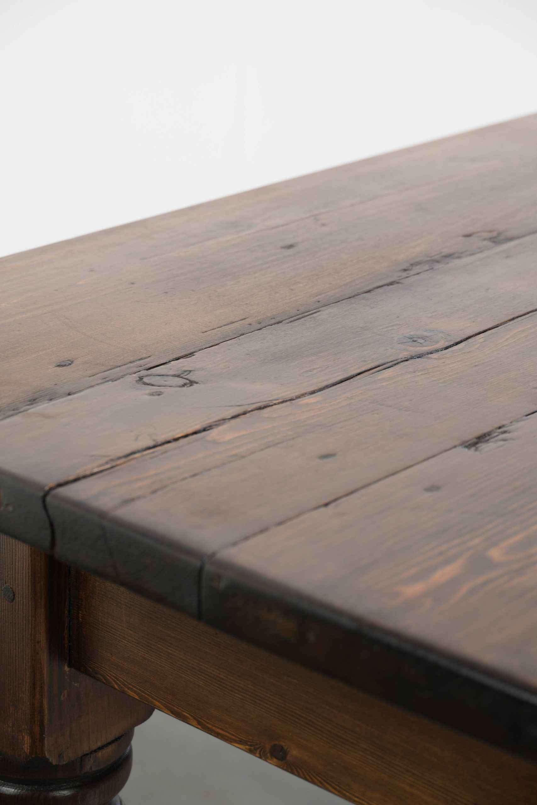 Antique English 19th-century farmhouse dining table made of pinewood