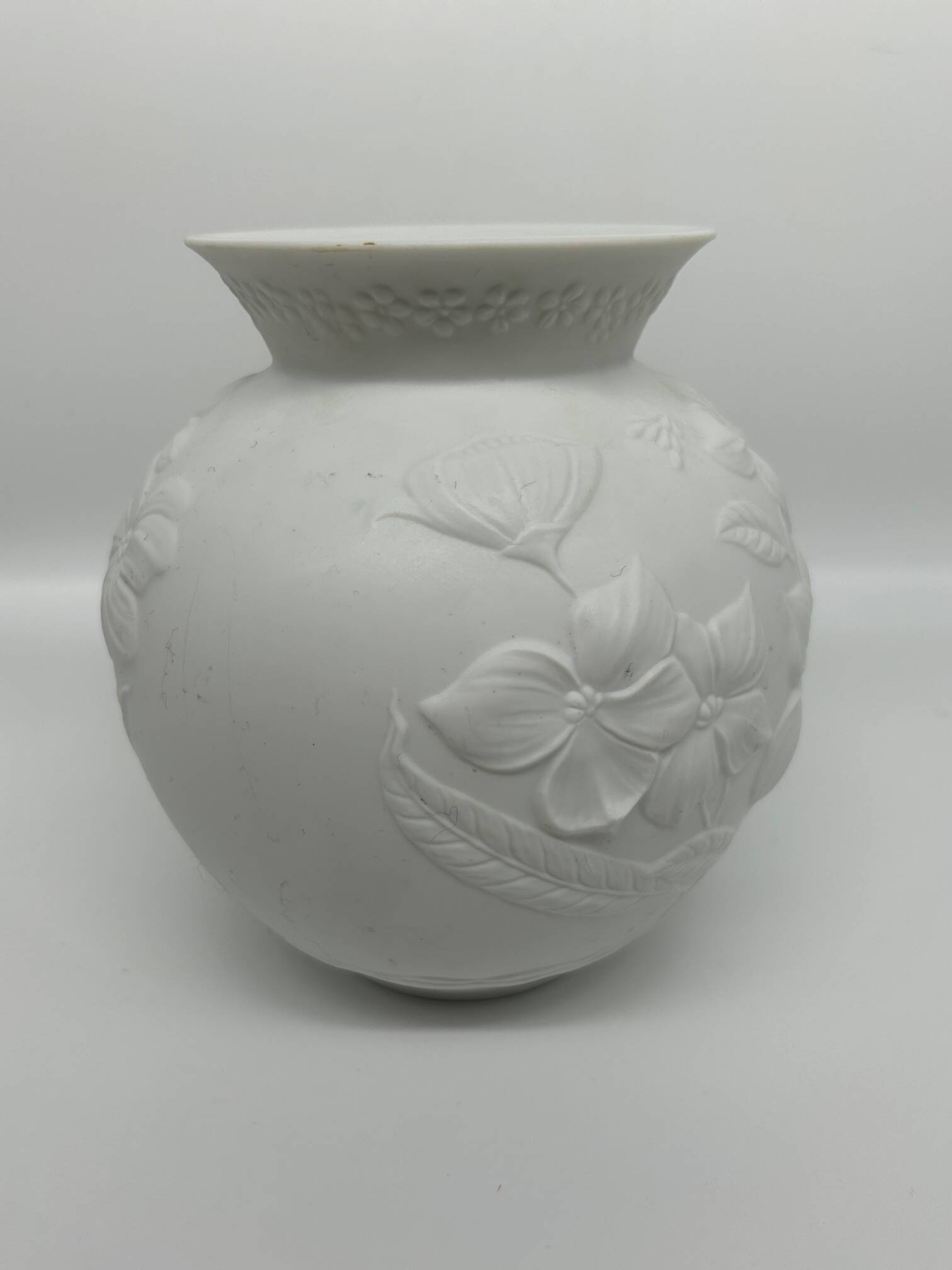 Kaiser biscuit porcelain vase