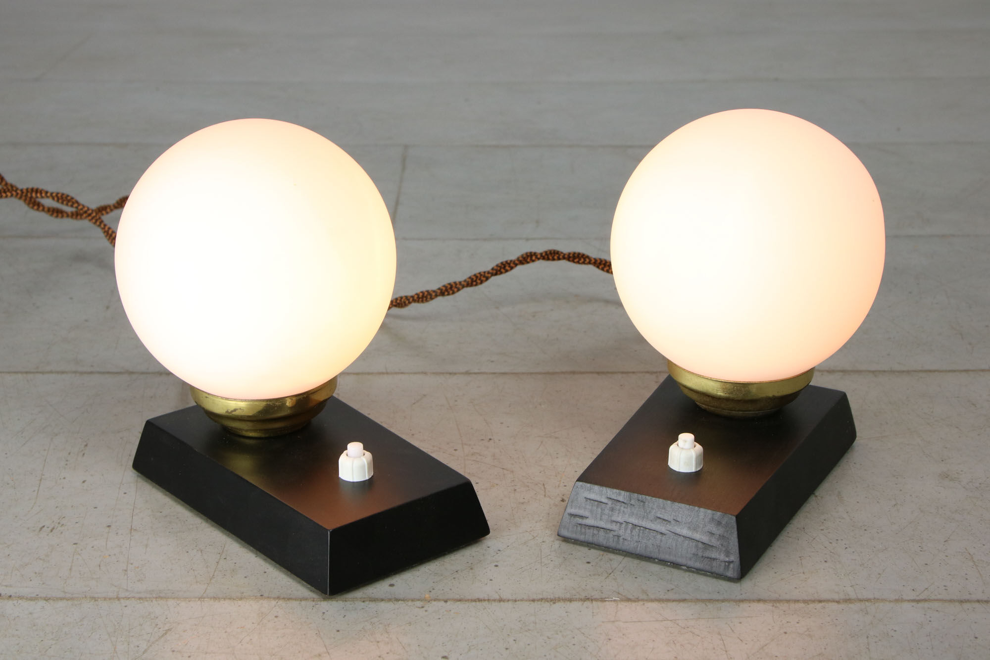 Lampes de chevet mid-century en laiton & opalin