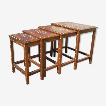 Série de 4 tables gigognes en bois avec incrustations de nacre, Orient XXème
