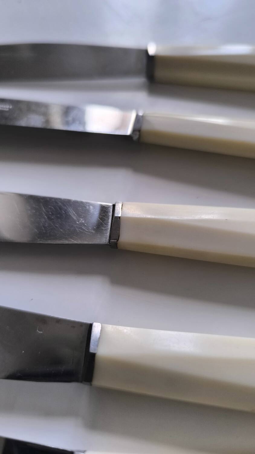 Set de 6 couteaux en inox et bakélite