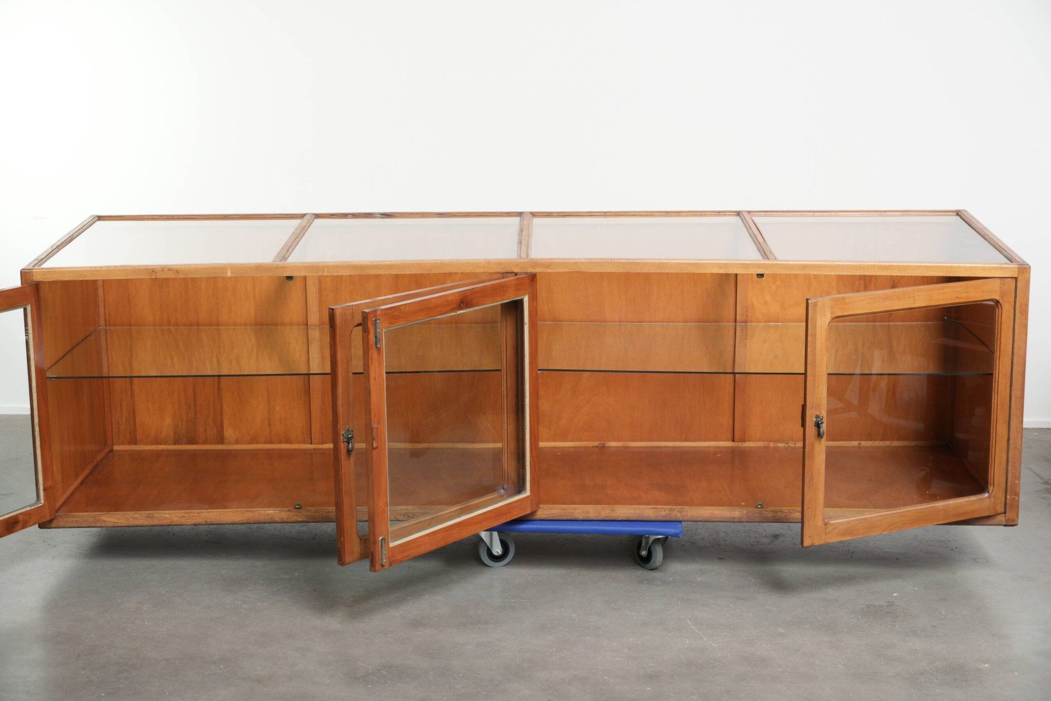 Grand comptoir en bois vintage / vitrine avec 4 portes et du verre.