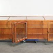 Grand comptoir en bois vintage / vitrine avec 4 portes et du verre.