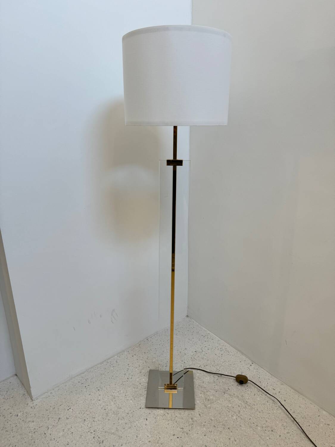 Lampadaire en plexiglas et métal doré, 1970