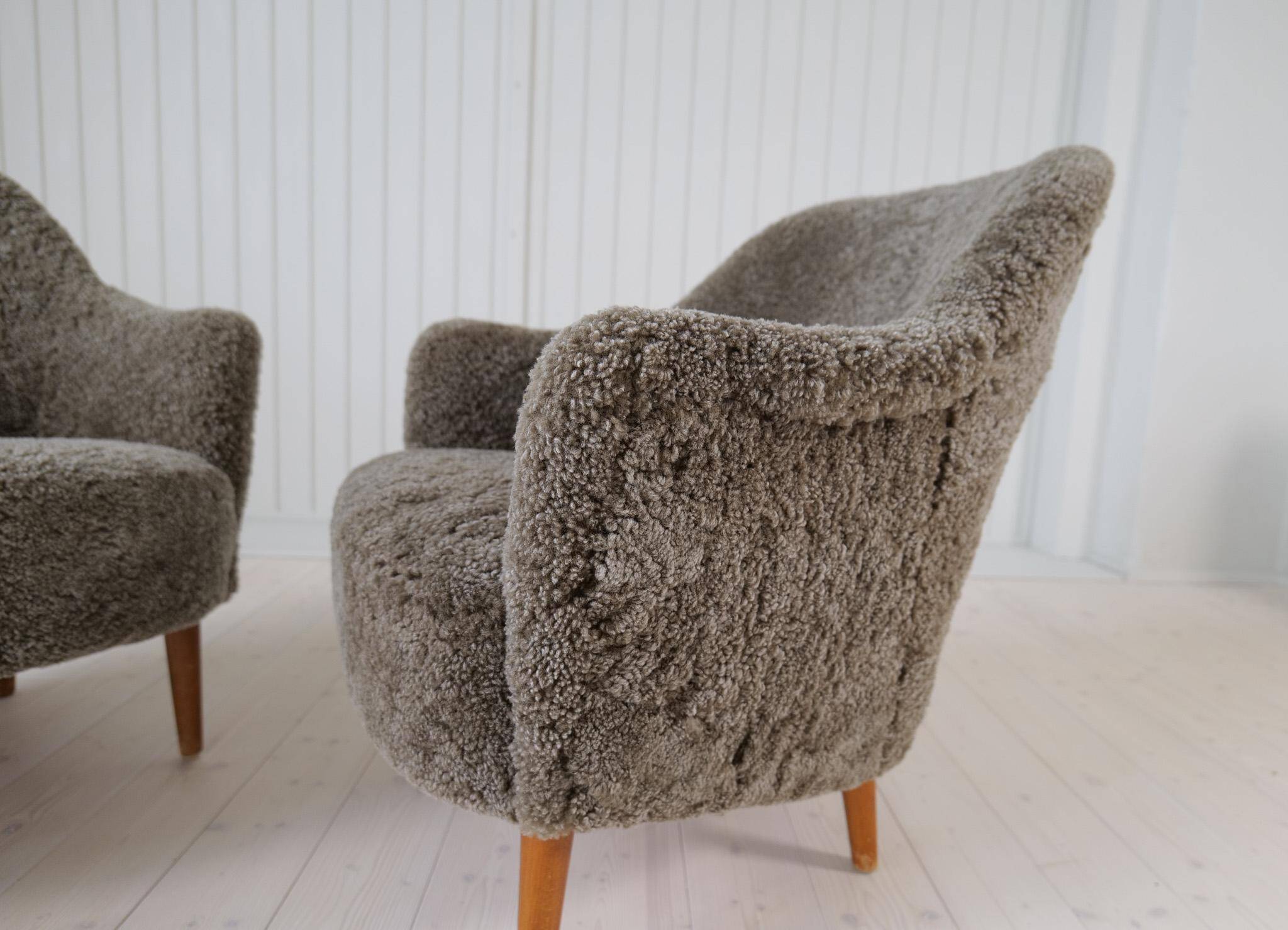 Samspel lounge chairs in sheepskin/mouton modernist mid-century by Carl Malmsten.