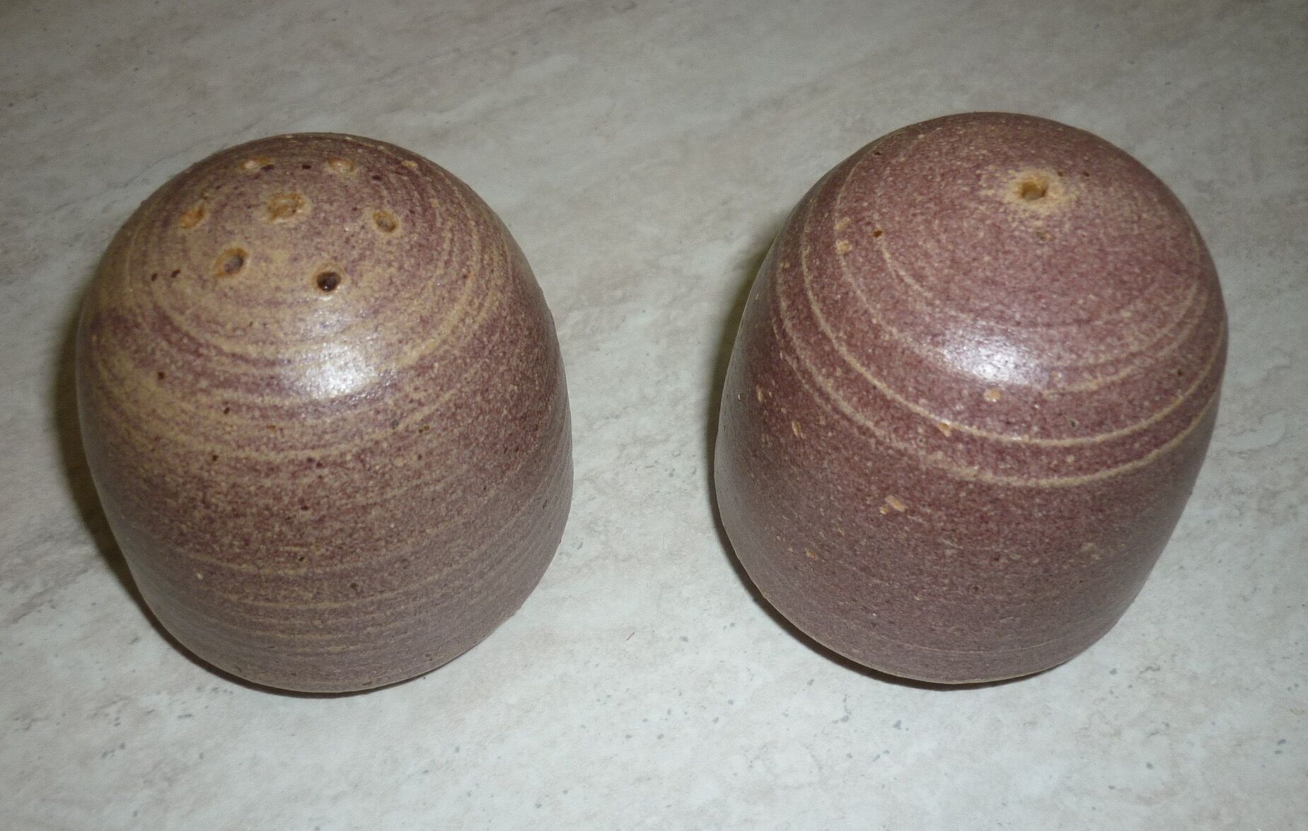 Salt and pepper service in purple-parma ceramic