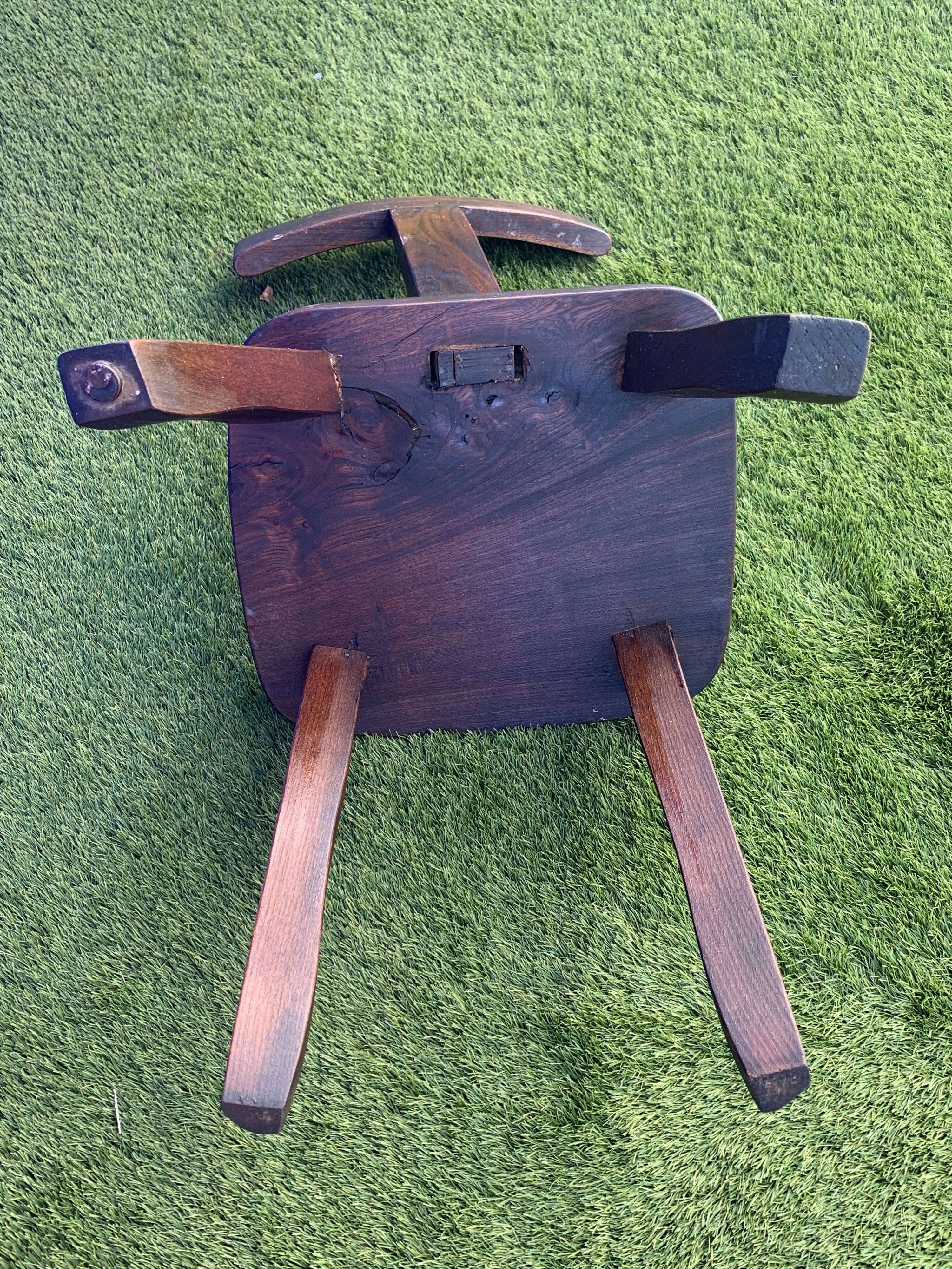 Pair of brutalist T-shaped chairs, solid Aranjou elm, design Olavi Hanninen, 1970