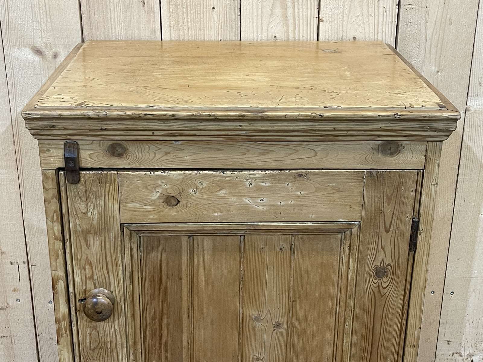 English jam maker furniture of the nineteenth century in fir