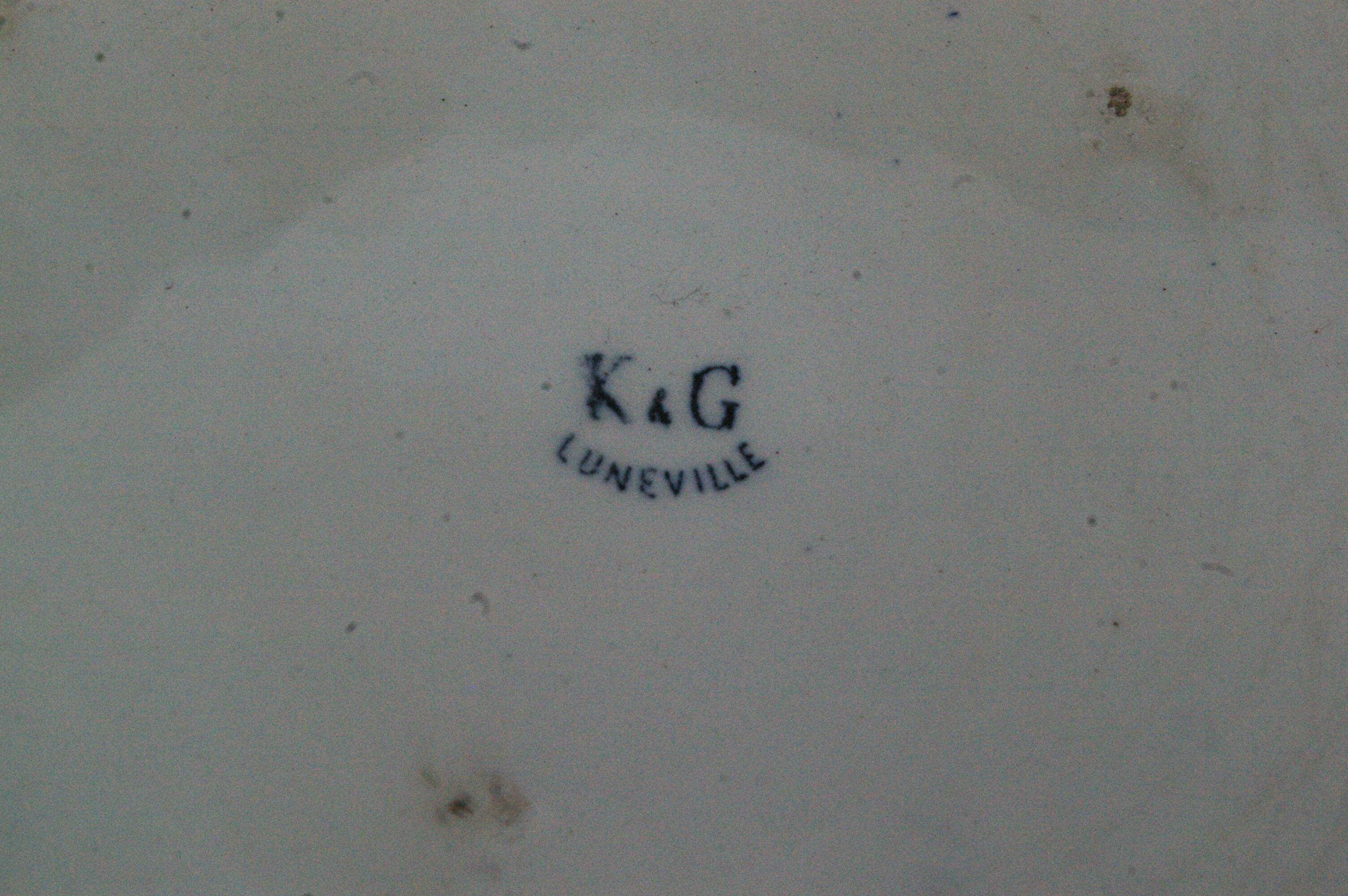 Ancienne soupière légumier faïence kg lunéville - monogramme p et décor rinceaux
