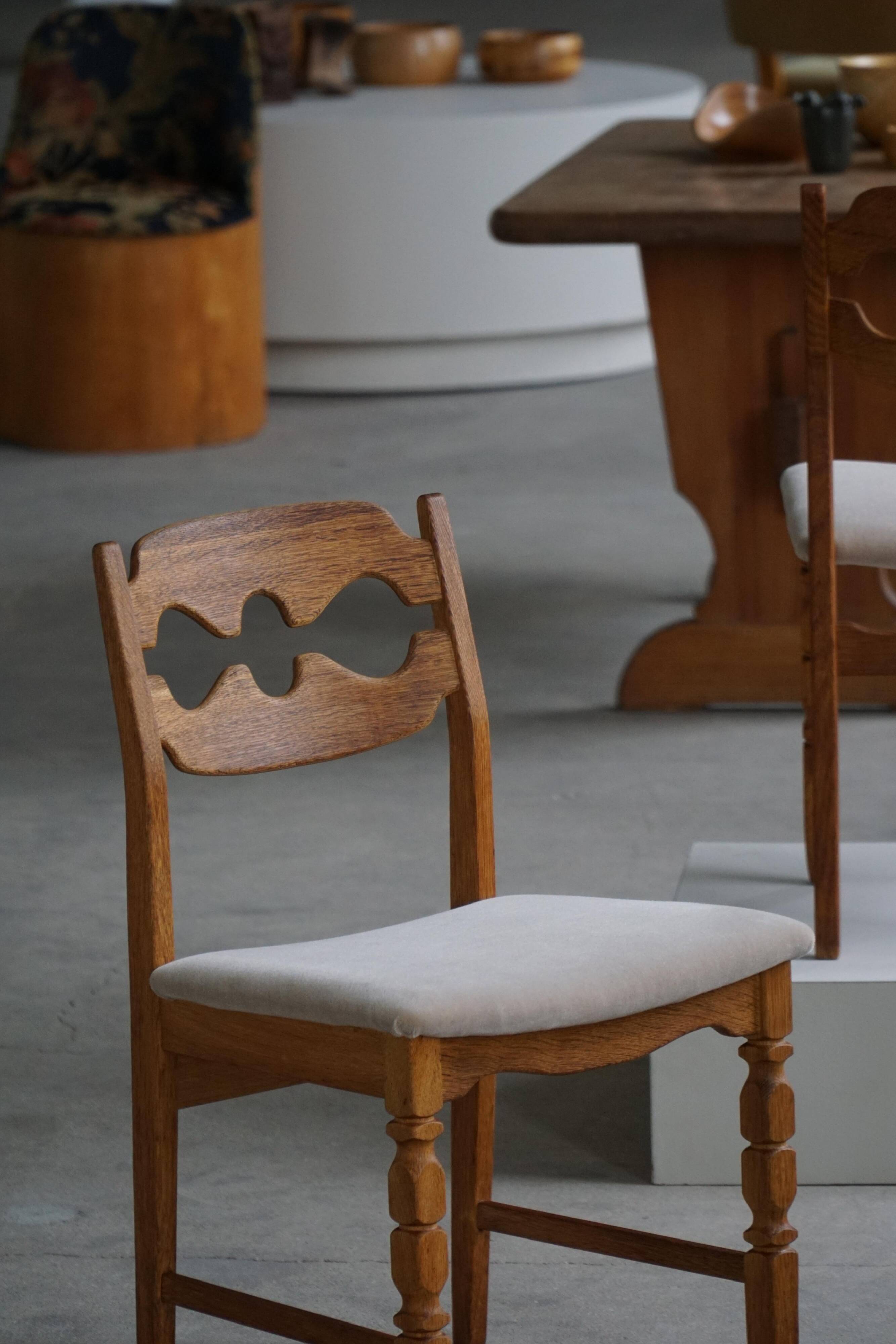 Set of 6 "Razorblade" dining chairs by Henning Kjærnulf in oak and mohair, 1960s.