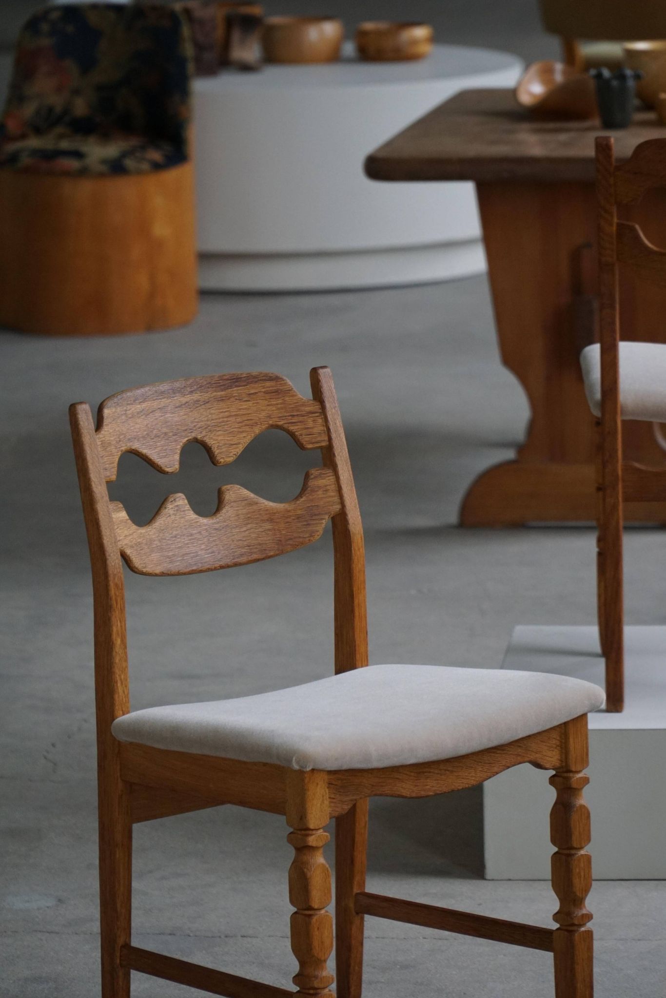 Set of 6 "Razorblade" dining chairs by Henning Kjærnulf in oak and mohair, 1960s.