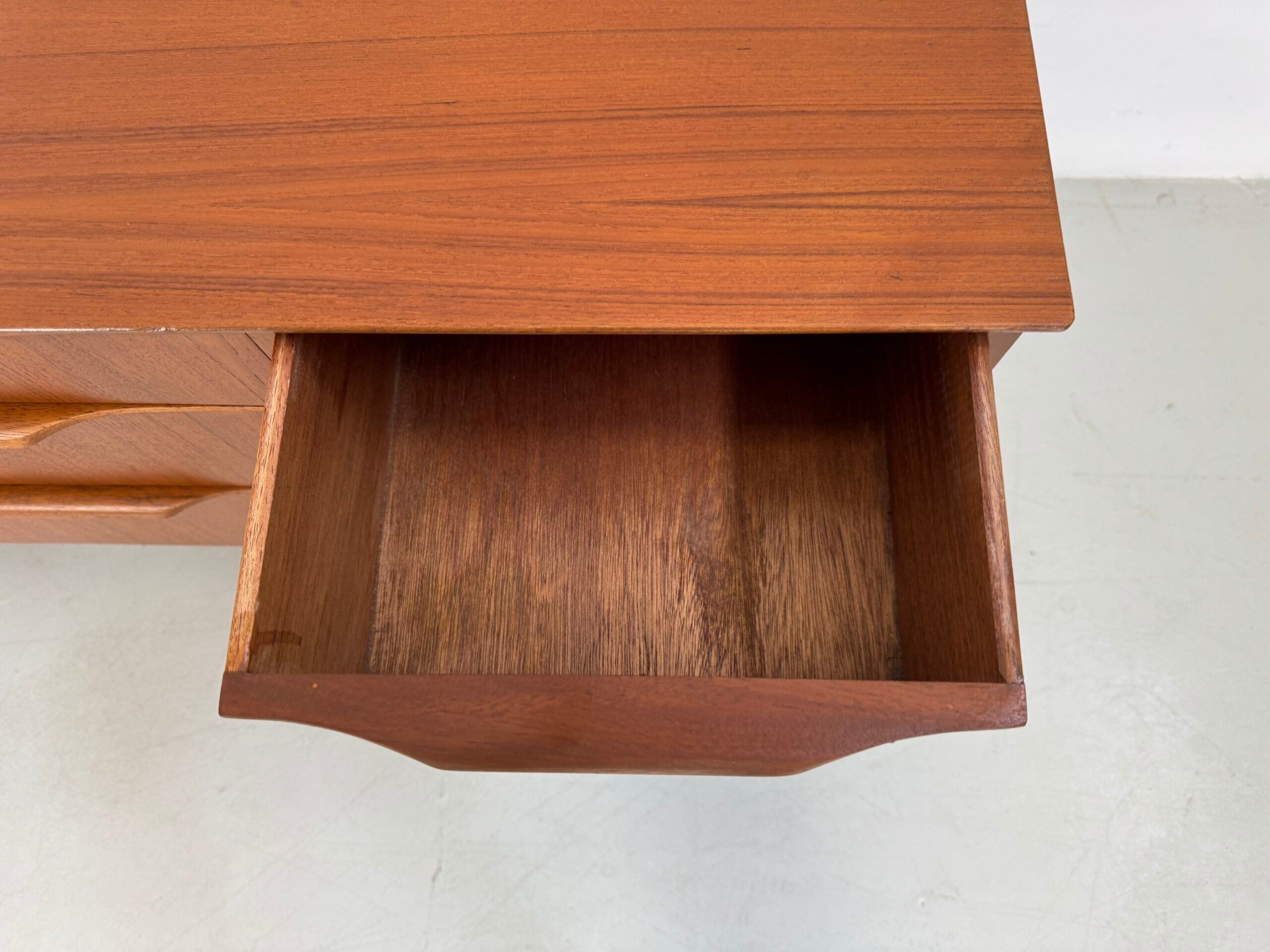 Vintage Austinsuite sideboard.