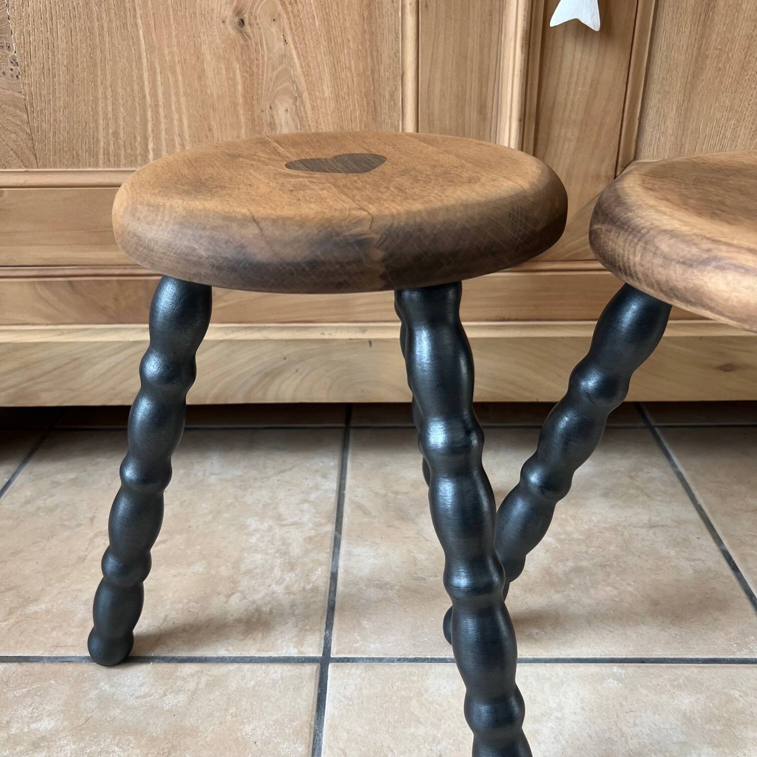 Duo de tabourets tripodes