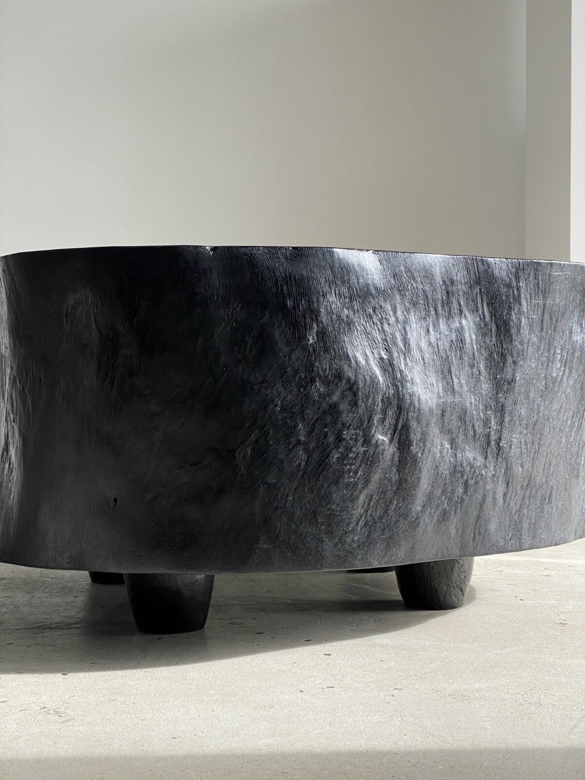 Table basse noire en bois massif