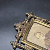 Photographie ancienne d'une femme dans un cadre en laiton