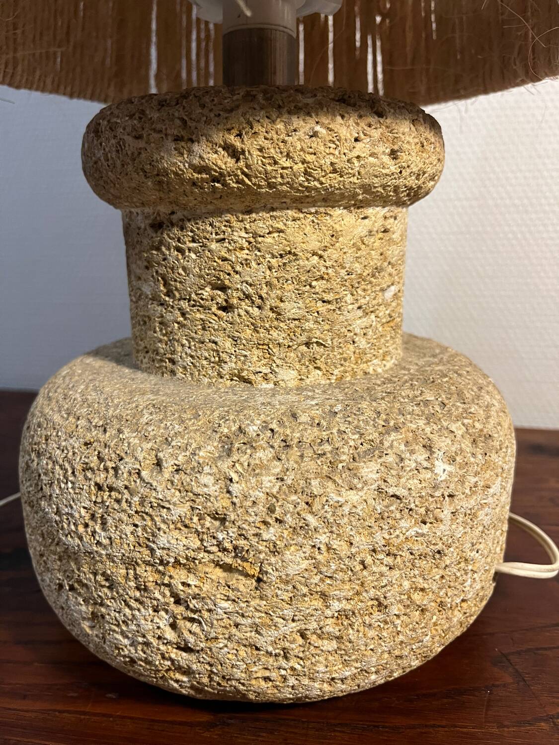 Lampe en pierre recomposée abat jour corde