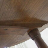 Round pedestal table
