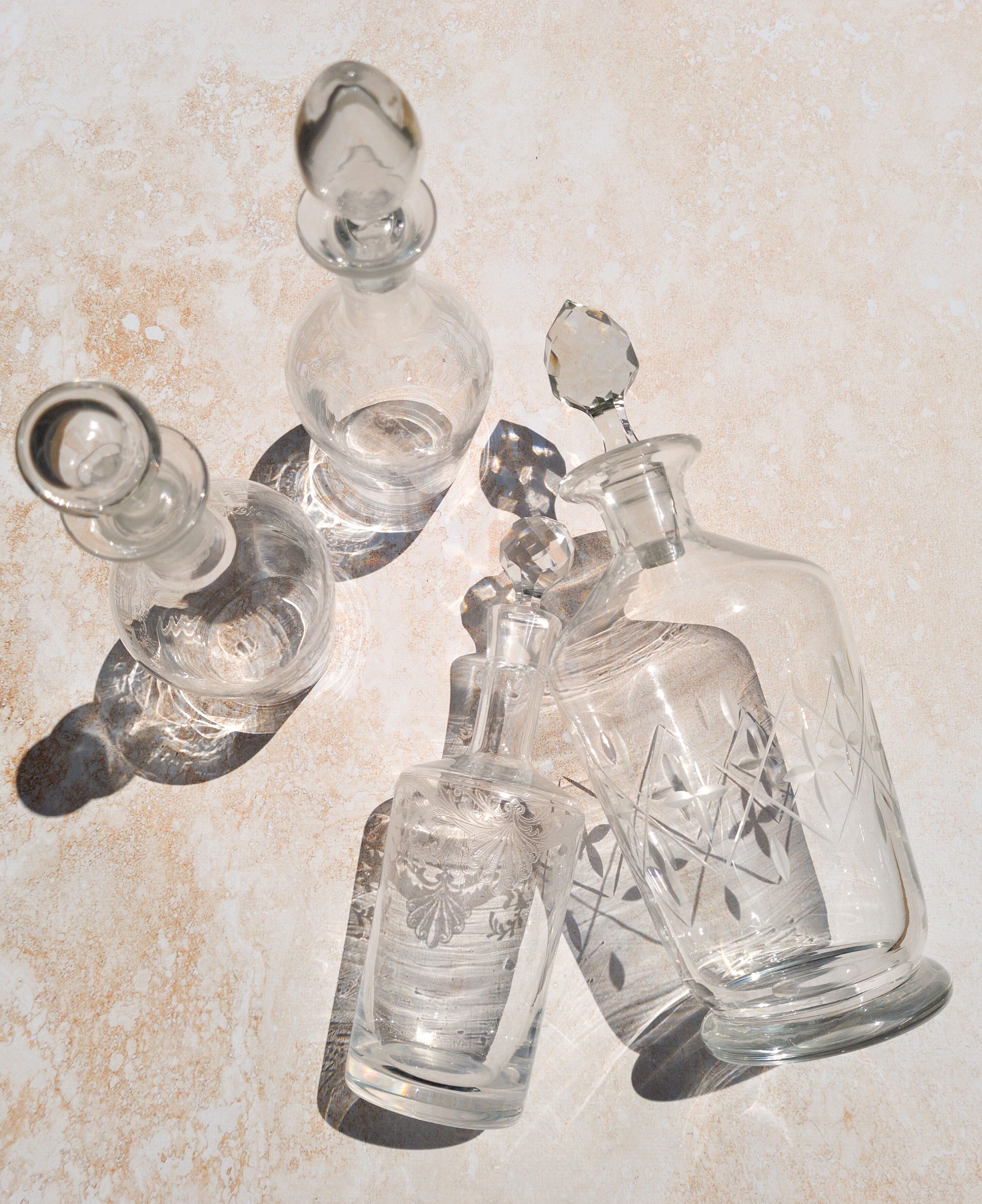 Carafe début XXème siècle ciselé et gravé, bouchon facetté