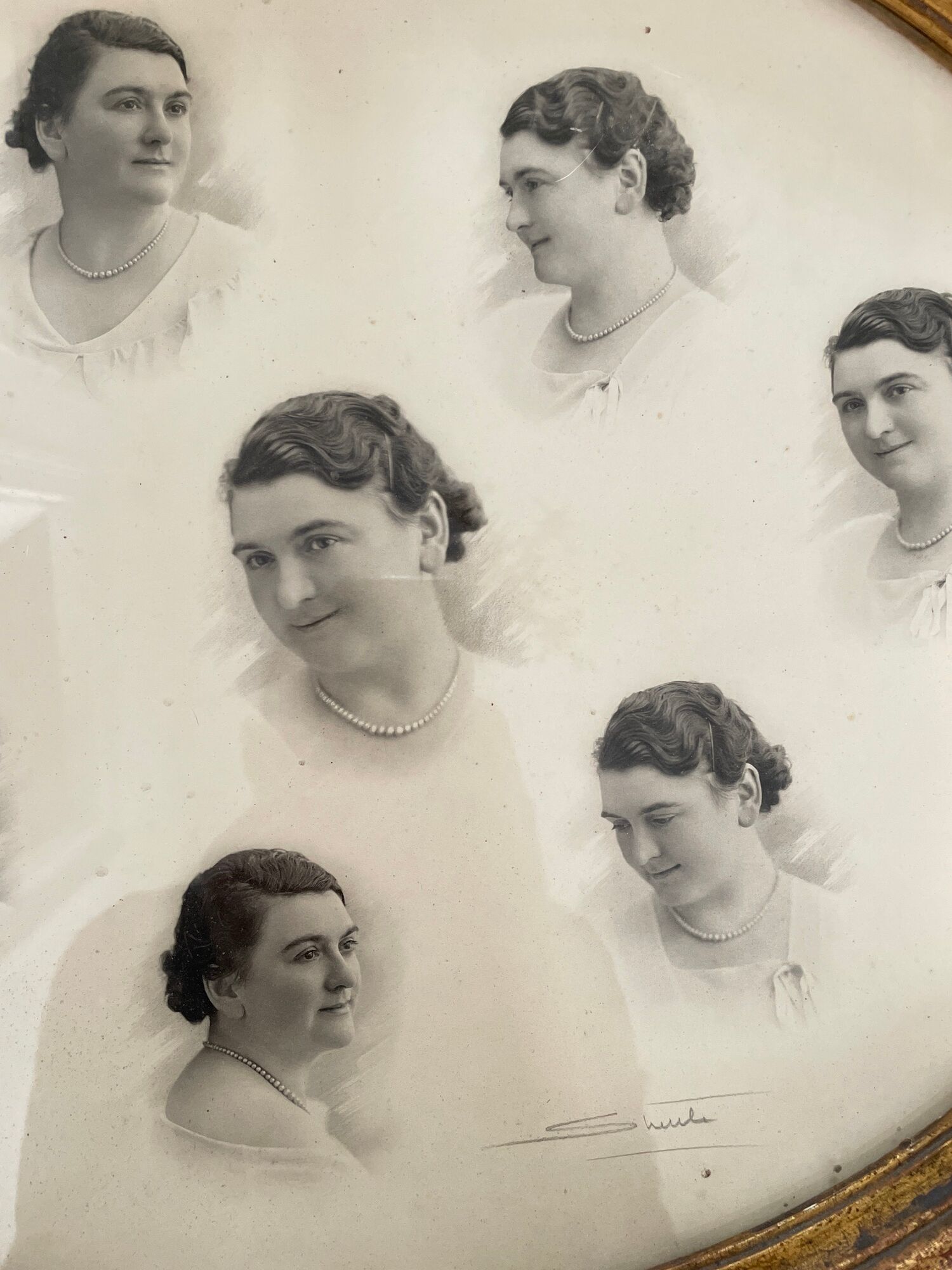 Oval frame XIXth portraits of a woman