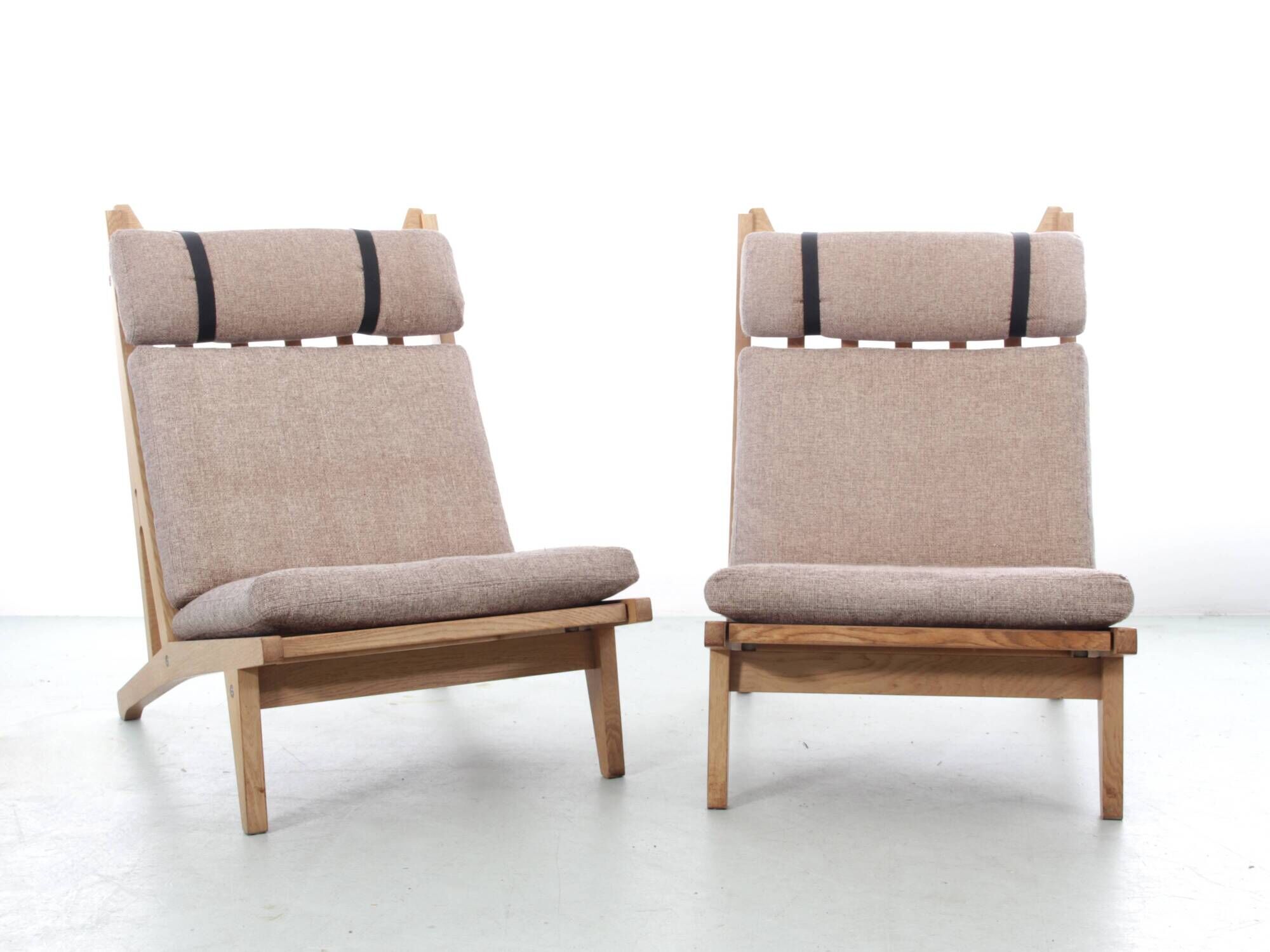 Pair of Scandinavian armchairs GE 375, with 1 pair of armrests.