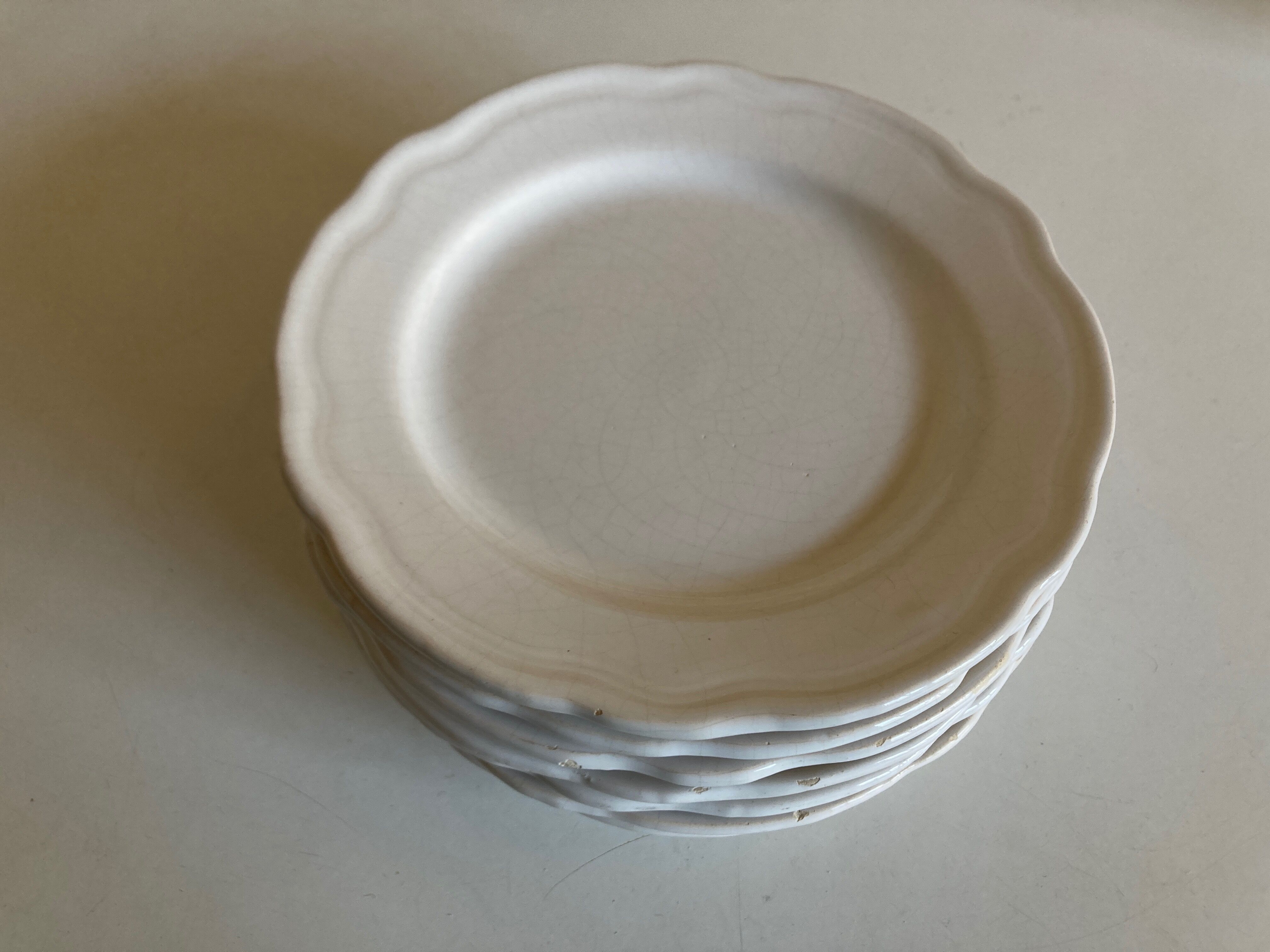 Set of 7 Mougins plates in white enamelled clay with gadroons