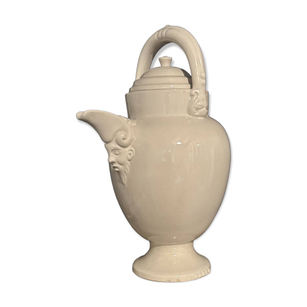 Grande aiguière en faïence blanche à bec verseur en tête de satyre XIXe