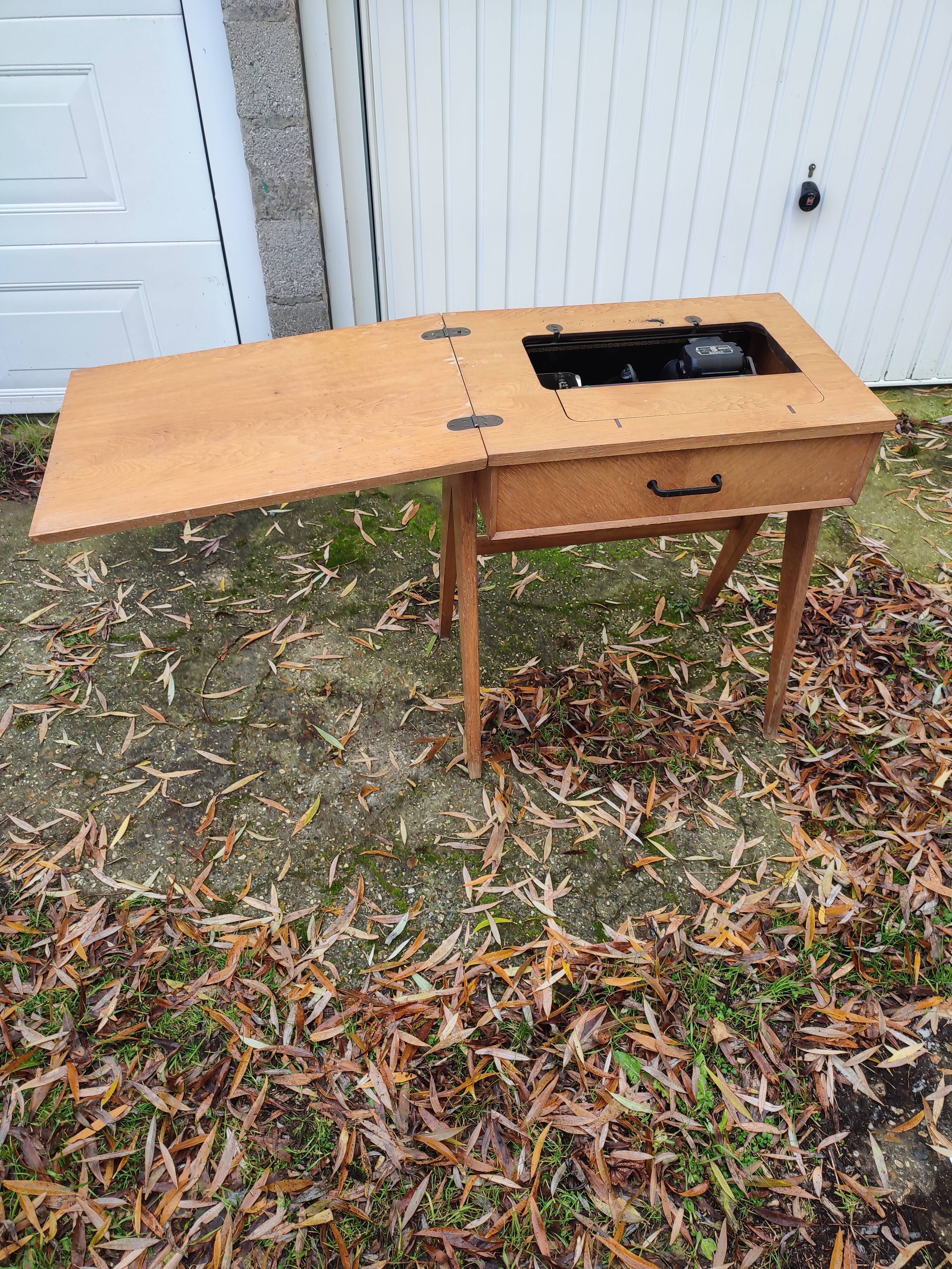 Sewing desk foot compass machine singer