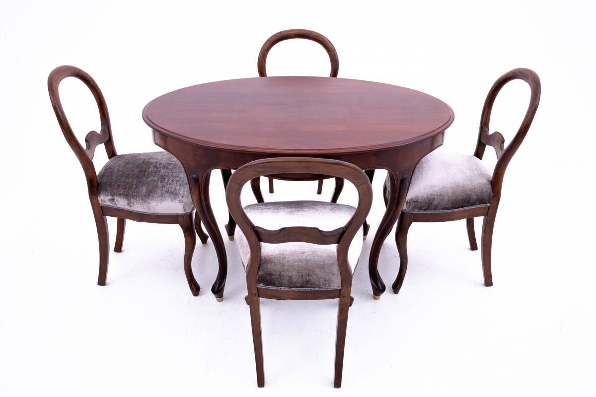 Table et 4 chaises en bois et tissu, Europe du Nord vers 1870
