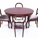Table et 4 chaises en bois et tissu, Europe du Nord vers 1870