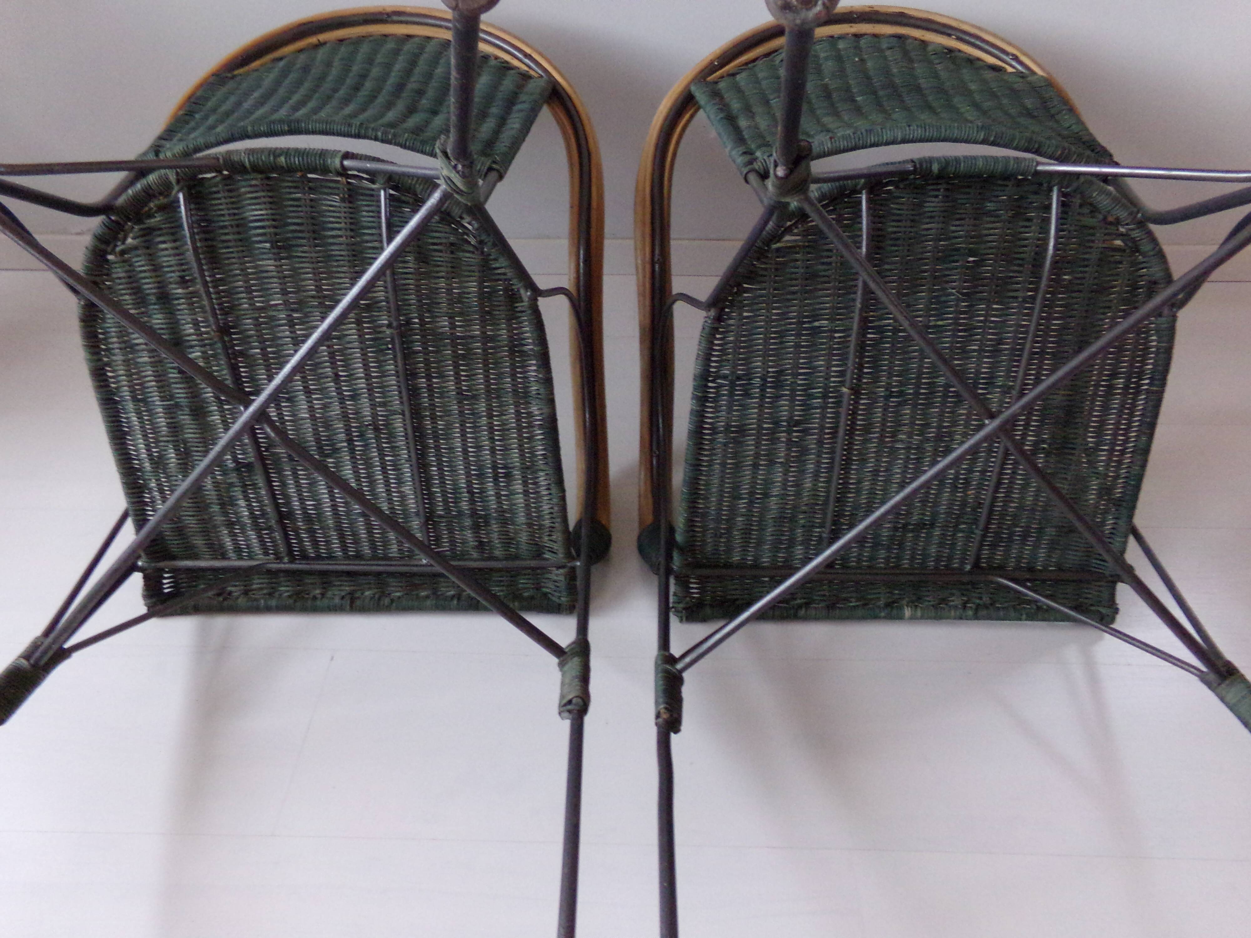 Duo de fauteuils anciens en fer forgé et osier