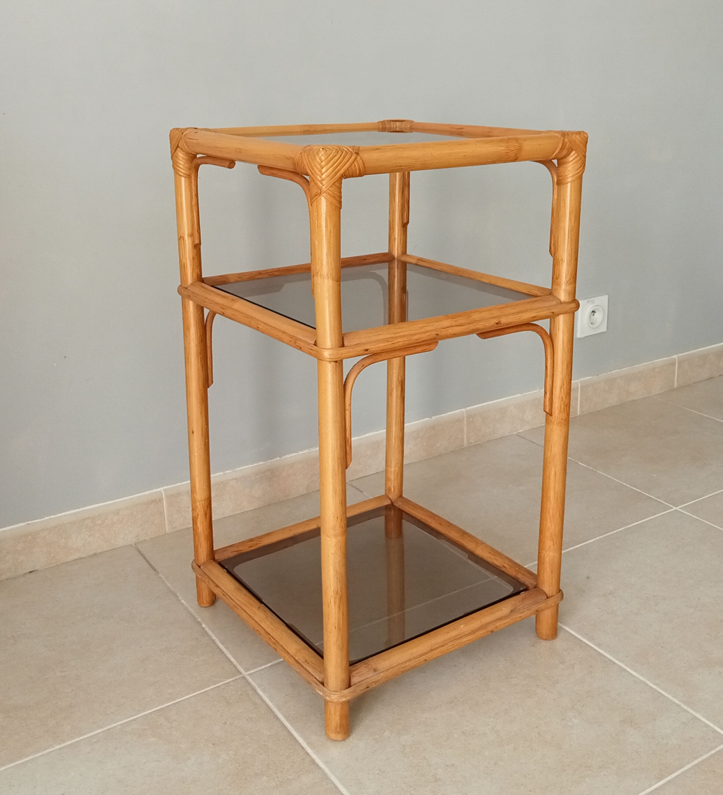 Étagère vintage en bambou, rotin et verre fumé années 70/80